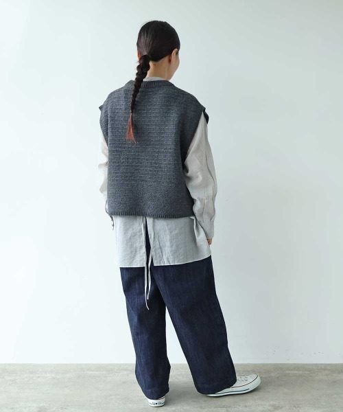 yuni(ユニ )の「Wool Hand Embroidery Vest(ベスト・レディース・オフホワイト/チャコールグレー・FREE)」の5枚目の写真