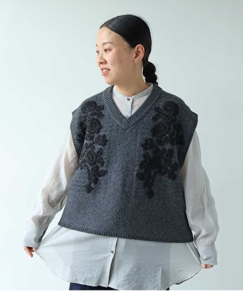 yuni(ユニ )の「Wool Hand Embroidery Vest(ベスト・レディース・オフホワイト/チャコールグレー・FREE)」の6枚目の写真