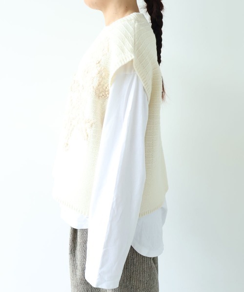 yuni(ユニ )の「Wool Hand Embroidery Vest(ベスト・レディース・オフホワイト/チャコールグレー・FREE)」の18枚目の写真