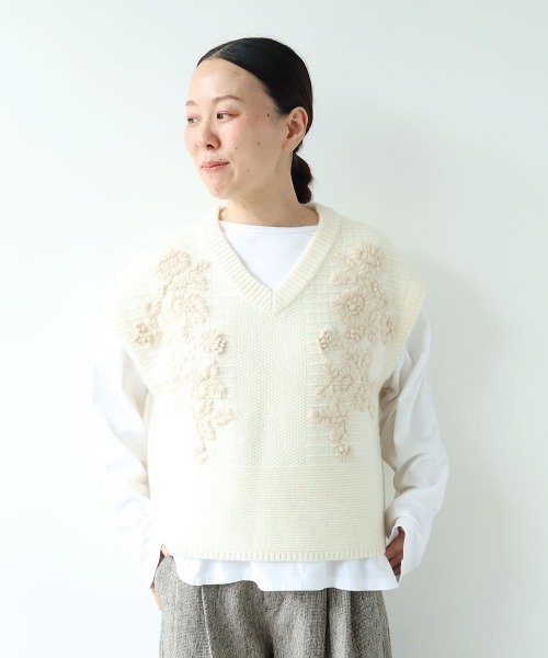 yuni(ユニ )の「Wool Hand Embroidery Vest(ベスト・レディース・オフホワイト/チャコールグレー・FREE)」の14枚目の写真