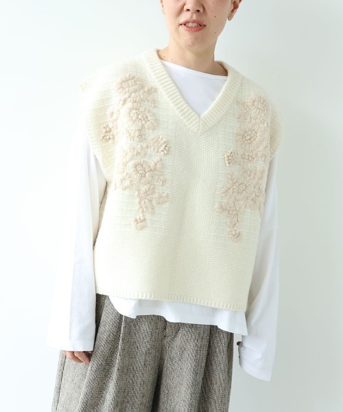 yuni(ユニ )の「Wool Hand Embroidery Vest(ベスト・レディース・オフホワイト/チャコールグレー・FREE)」の13枚目の写真