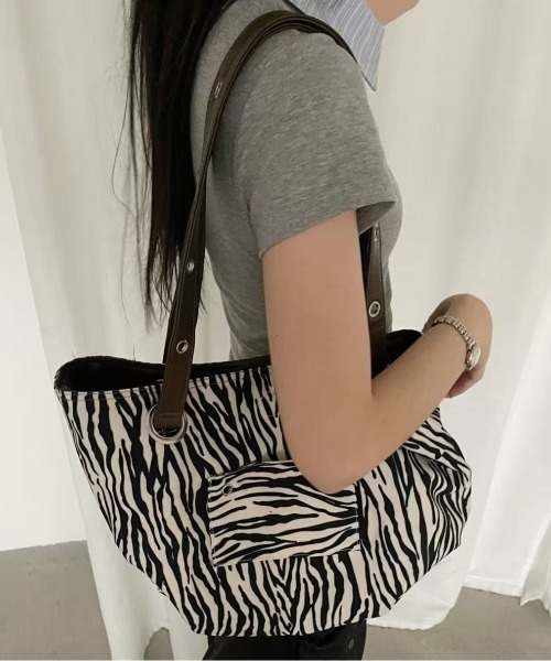 LETee(レティー)の「リバーシブル仕様で気分に合わせて楽しめる!大容量フェイクレザートートバッグ(トートバッグ・レディース・シルバー/ブラウン/ブラック・FREE)」の3枚目の写真