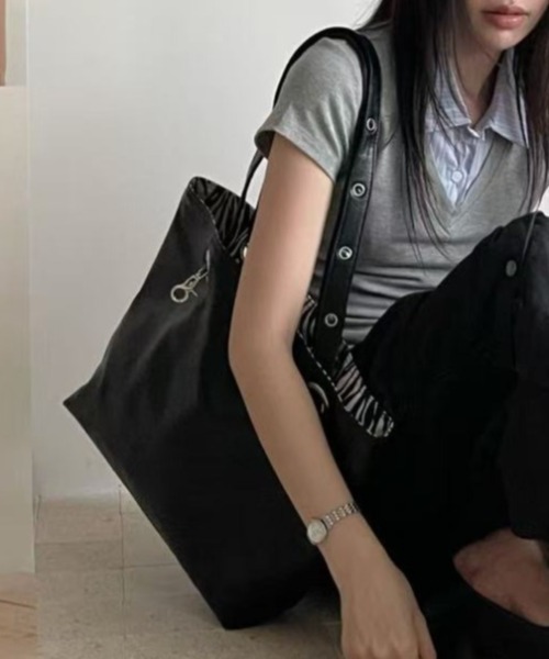 LETee(レティー)の「リバーシブル仕様で気分に合わせて楽しめる!大容量フェイクレザートートバッグ(トートバッグ・レディース・シルバー/ブラウン/ブラック・FREE)」の2枚目の写真