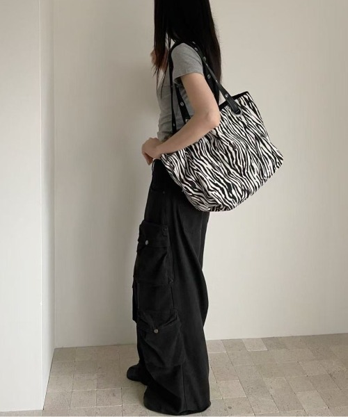 LETee(レティー)の「リバーシブル仕様で気分に合わせて楽しめる!大容量フェイクレザートートバッグ(トートバッグ・レディース・シルバー/ブラウン/ブラック・FREE)」の6枚目の写真