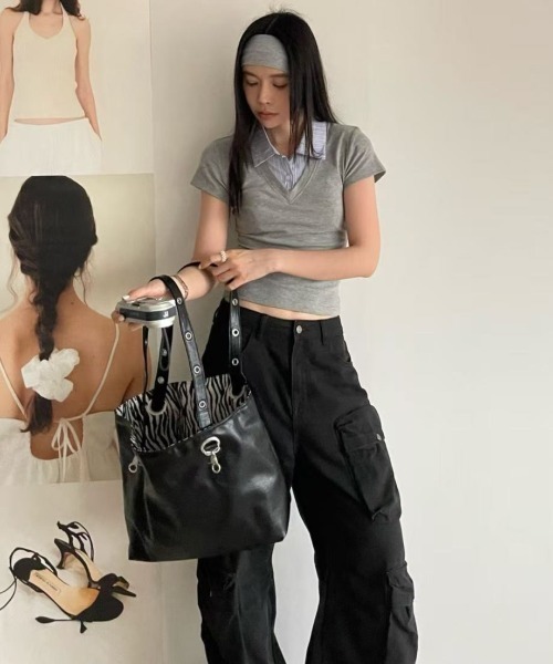 LETee(レティー)の「リバーシブル仕様で気分に合わせて楽しめる!大容量フェイクレザートートバッグ(トートバッグ・レディース・シルバー/ブラウン/ブラック・FREE)」の4枚目の写真