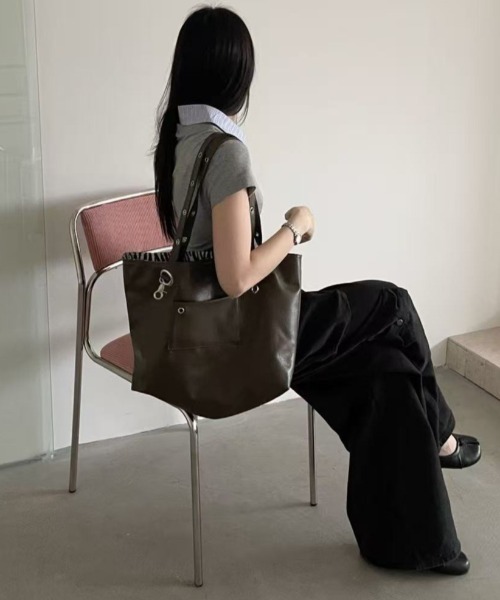 LETee(レティー)の「リバーシブル仕様で気分に合わせて楽しめる!大容量フェイクレザートートバッグ(トートバッグ・レディース・シルバー/ブラウン/ブラック・FREE)」の9枚目の写真