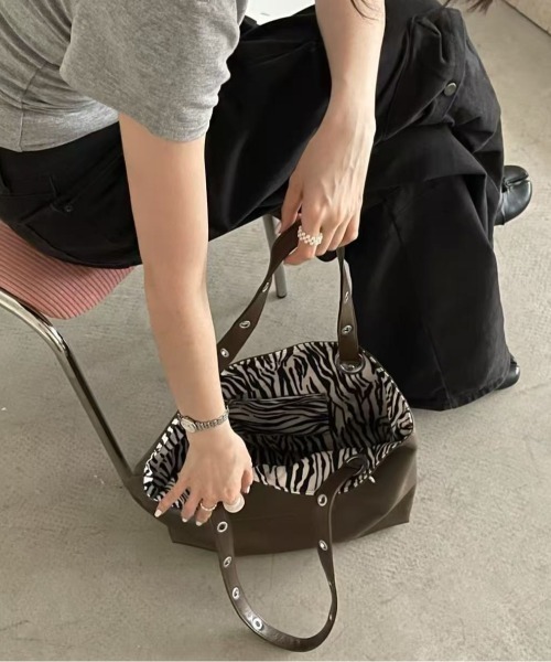 LETee(レティー)の「リバーシブル仕様で気分に合わせて楽しめる!大容量フェイクレザートートバッグ(トートバッグ・レディース・シルバー/ブラウン/ブラック・FREE)」の12枚目の写真