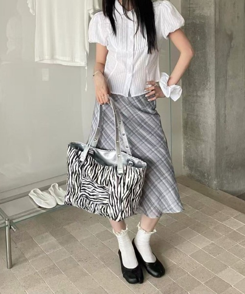 LETee(レティー)の「リバーシブル仕様で気分に合わせて楽しめる!大容量フェイクレザートートバッグ(トートバッグ・レディース・シルバー/ブラウン/ブラック・FREE)」の14枚目の写真