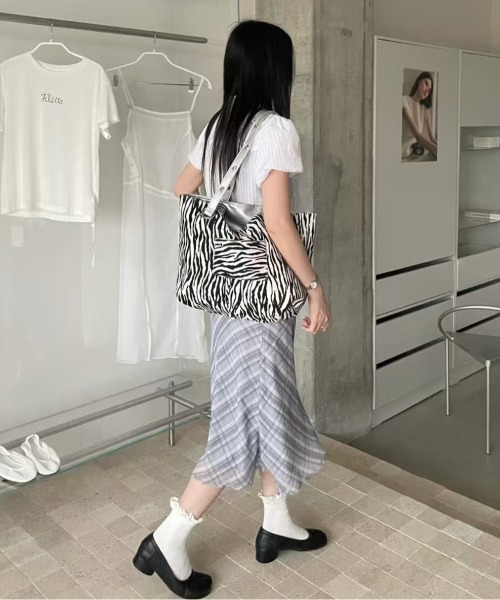 LETee(レティー)の「リバーシブル仕様で気分に合わせて楽しめる!大容量フェイクレザートートバッグ(トートバッグ・レディース・シルバー/ブラウン/ブラック・FREE)」の15枚目の写真