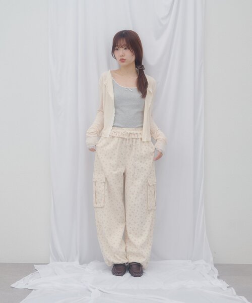 DISCOAT（ディスコート）の「【umm./WEB限定】花柄カーゴパンツ（その他パンツ・レディース・アイボリー・FREE）」の2枚目の写真