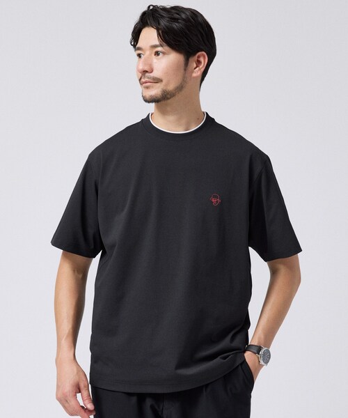 TAKEO KIKUCHI（タケオキクチ）の「【汗染み軽減/接触冷感】フェイクレイヤード ワンポイント刺繍Ｔシャツ（Tシャツ/カットソー・メンズ・ターコイズブルー系/レンガ/こしょう色系/ホワイト/ブラック/ライトグレー・02/03/04）」の2枚目の写真