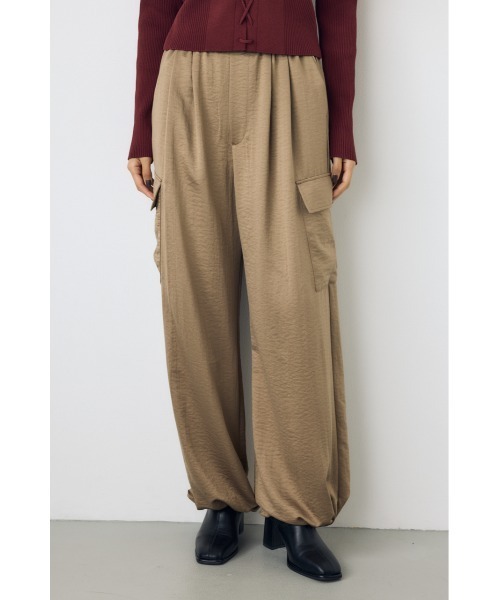 AZUL by moussy(アズールバイマウジー)の「【身長/骨格別着用画像あり】サテンワイドカーゴパンツ 春服 夏服 秋服 Y2K(カーゴパンツ・レディース・ベージュ/ブラック・MEDIUM/SMALL)」の2枚目の写真
