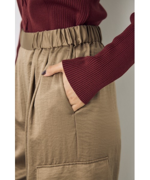 AZUL by moussy(アズールバイマウジー)の「【身長/骨格別着用画像あり】サテンワイドカーゴパンツ 春服 夏服 秋服 Y2K(カーゴパンツ・レディース・ベージュ/ブラック・MEDIUM/SMALL)」の9枚目の写真