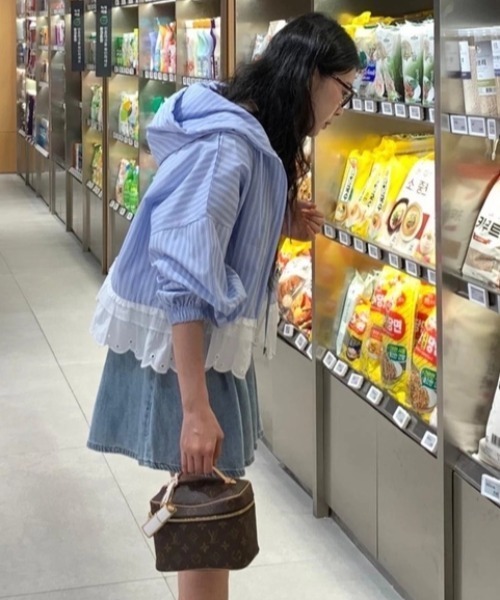 FAVORITO(ファヴォリート)の「フード付き長袖シャツ(シャツ/ブラウス・レディース・ブルー/ホワイト・F)」の7枚目の写真