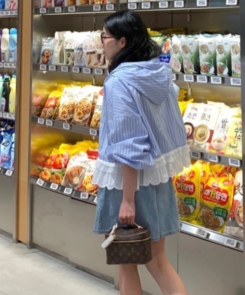 FAVORITO(ファヴォリート)の「フード付き長袖シャツ(シャツ/ブラウス・レディース・ブルー/ホワイト・F)」の8枚目の写真
