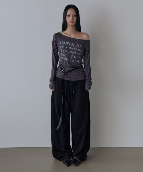 5OML(オーオーエムエル)の「ボートネック レタリング オフショルダー ロングスリーブ(チャコール)(Tシャツ/カットソー・レディース・チャコール・FREE)」の3枚目の写真