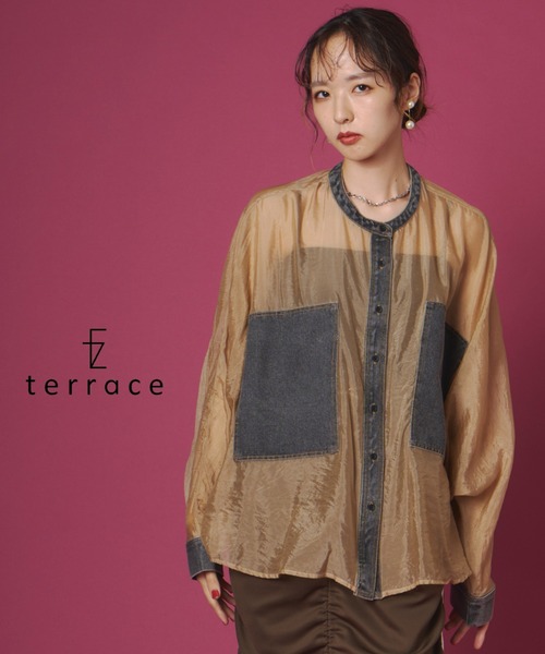 terrace(テラス)の「BIGポケットデニム素材切替ドルマンスリーブシアーシャツ(サロペット/オーバーオール・レディース・チャコール/ブラック/グレイッシュベージュ・FREE)」の1枚目の写真