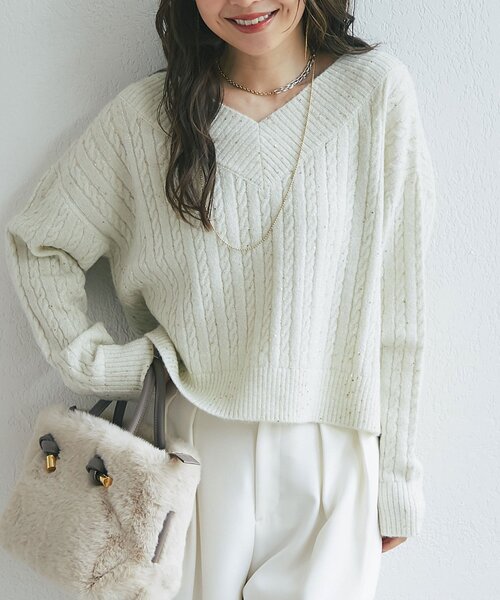 La boutique BonBon(ラブティックボンボン)の「スパンコールラメケーブルVネックニット(ニット/セーター・レディース・ピンク/ライトグレー/オフホワイト・FREE)」の1枚目の写真