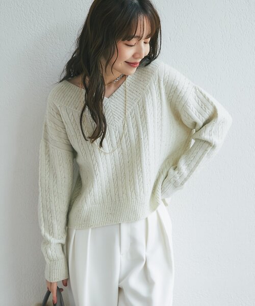 La boutique BonBon(ラブティックボンボン)の「スパンコールラメケーブルVネックニット(ニット/セーター・レディース・ピンク/ライトグレー/オフホワイト・FREE)」の4枚目の写真