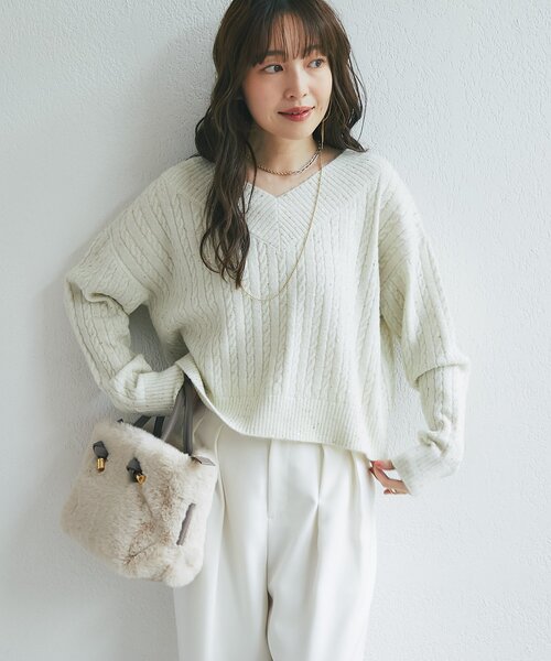 La boutique BonBon(ラブティックボンボン)の「スパンコールラメケーブルVネックニット(ニット/セーター・レディース・ピンク/ライトグレー/オフホワイト・FREE)」の7枚目の写真