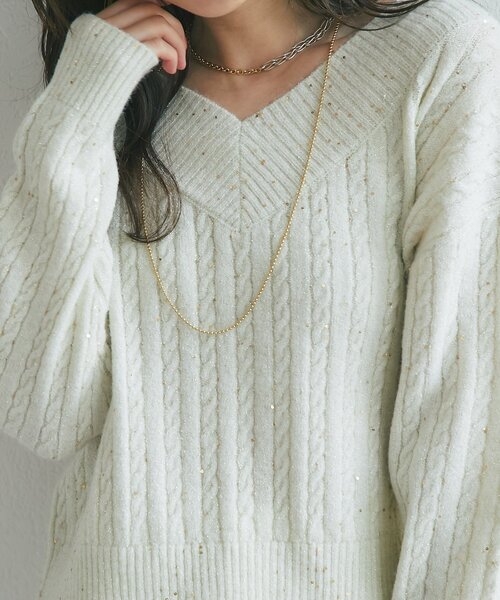 La boutique BonBon(ラブティックボンボン)の「スパンコールラメケーブルVネックニット(ニット/セーター・レディース・ピンク/ライトグレー/オフホワイト・FREE)」の8枚目の写真