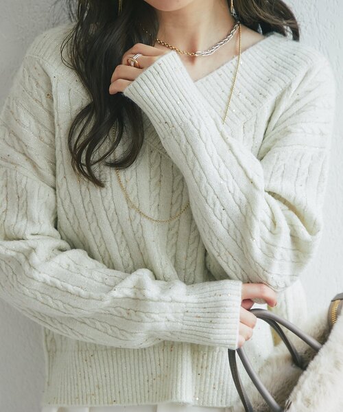 La boutique BonBon(ラブティックボンボン)の「スパンコールラメケーブルVネックニット(ニット/セーター・レディース・ピンク/ライトグレー/オフホワイト・FREE)」の9枚目の写真