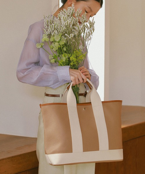 TREASURE TOPKAPI（トレジャートプカピ）の「【Breath TOPKAPI /ブレス トプカピ】【A4対応】【撥水】スコッチグレイン ネオレザー A4トートバッグ VERY掲載（トートバッグ・レディース・クリーム/ブラック/グレイッシュベージュ/ライトグレー/ライトピンク/ネイビー/ワインレッド/ライトベージュ/ブルー/ブラウン/イエロー系/ベージュ系/ベージュ/ダークネイビー/カーキブラウン/グリーン系その他/キャメル/ピンク系その他/ラベンダー/サンドグレー・FREE）」の6枚目の写真