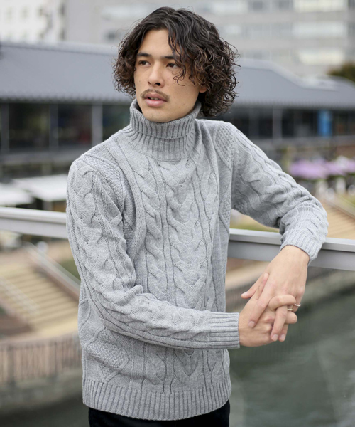Denime(ドゥニーム)の「ケーブル編みタートルネックニット(ニット/セーター・メンズ・グレー/カーキ/ホワイト/ネイビー・MEDIUM/SMALL/LARGE/X-LARGE)」の3枚目の写真