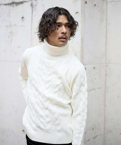 Denime(ドゥニーム)の「ケーブル編みタートルネックニット(ニット/セーター・メンズ・グレー/カーキ/ホワイト/ネイビー・MEDIUM/SMALL/LARGE/X-LARGE)」の2枚目の写真