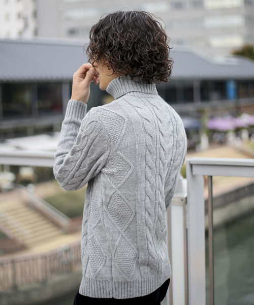 Denime(ドゥニーム)の「ケーブル編みタートルネックニット(ニット/セーター・メンズ・グレー/カーキ/ホワイト/ネイビー・MEDIUM/SMALL/LARGE/X-LARGE)」の11枚目の写真