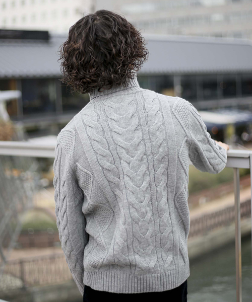 Denime(ドゥニーム)の「ケーブル編みタートルネックニット(ニット/セーター・メンズ・グレー/カーキ/ホワイト/ネイビー・MEDIUM/SMALL/LARGE/X-LARGE)」の12枚目の写真