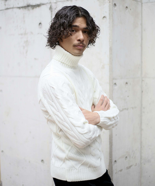 Denime(ドゥニーム)の「ケーブル編みタートルネックニット(ニット/セーター・メンズ・グレー/カーキ/ホワイト/ネイビー・MEDIUM/SMALL/LARGE/X-LARGE)」の13枚目の写真