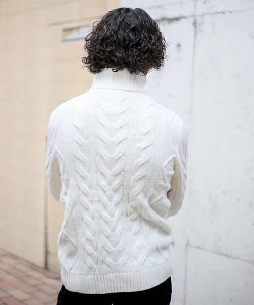 Denime(ドゥニーム)の「ケーブル編みタートルネックニット(ニット/セーター・メンズ・グレー/カーキ/ホワイト/ネイビー・MEDIUM/SMALL/LARGE/X-LARGE)」の14枚目の写真