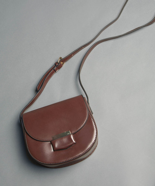 PLAIN CLOTHING（プレーンクロージング）の「ラウンドショルダーバッグ【PLAIN CLOTHING】（ショルダーバッグ・レディース・ブラウン/キャメル/ブラック/ライトブルー・FREE）」の2枚目の写真