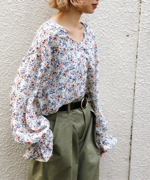 PAGEBOY（ページボーイ）の「花柄Vネック2WAYブラウス（シャツ/ブラウス・レディース・ホワイト系その他/ブラック系その他/ブルー系その他・FREE）」の2枚目の写真