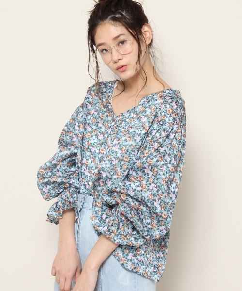 PAGEBOY（ページボーイ）の「花柄Vネック2WAYブラウス（シャツ/ブラウス・レディース・ホワイト系その他/ブラック系その他/ブルー系その他・FREE）」の3枚目の写真