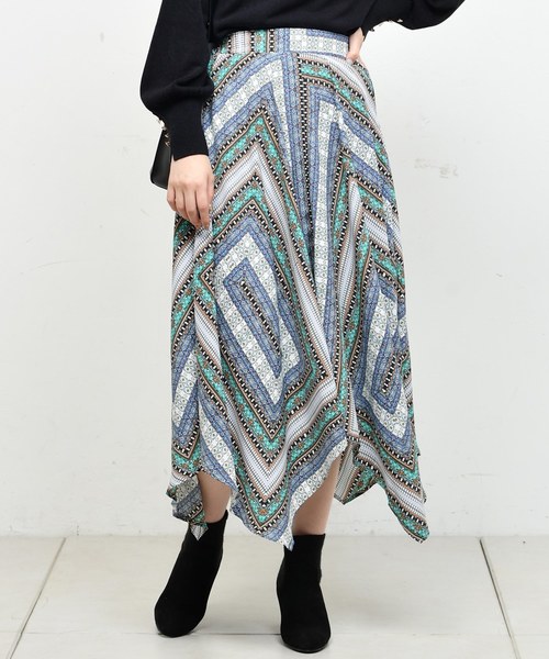 natural couture（ナチュラルクチュール）の「スカーフプリントスカート（スカート・レディース・ネイビー/グリーン・FREE）」の4枚目の写真