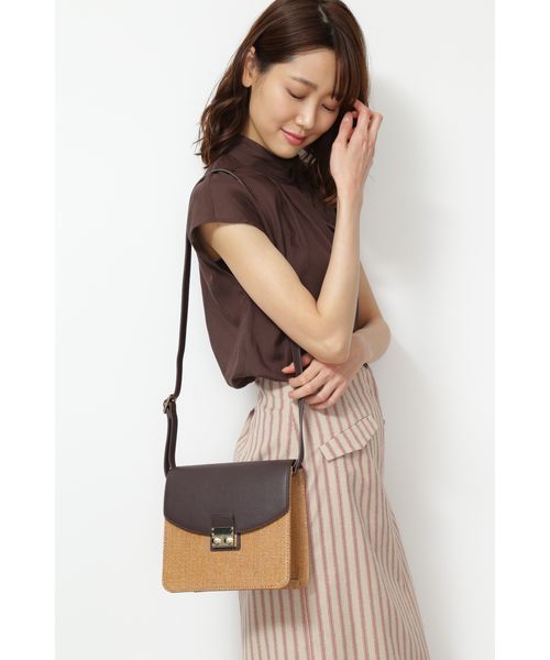 NATURAL BEAUTY BASIC（ナチュラルビューティーベーシック）の「バイカラーフラップショルダー（ショルダーバッグ・レディース・ブラウン/レッド・ﾌﾘ-）」の2枚目の写真