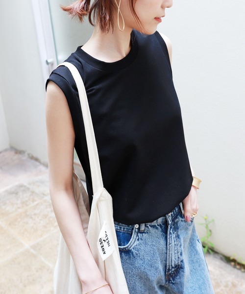 andme(アンドミー)の「コットンストレッチノースリーブTシャツ(Tシャツ/カットソー・レディース・ブラック/オフホワイト/ベージュ/キャメル/カーキ/ネイビー/グレー系その他/ライトブラウン/グレー系その他2/グリーン・M/L)」の2枚目の写真