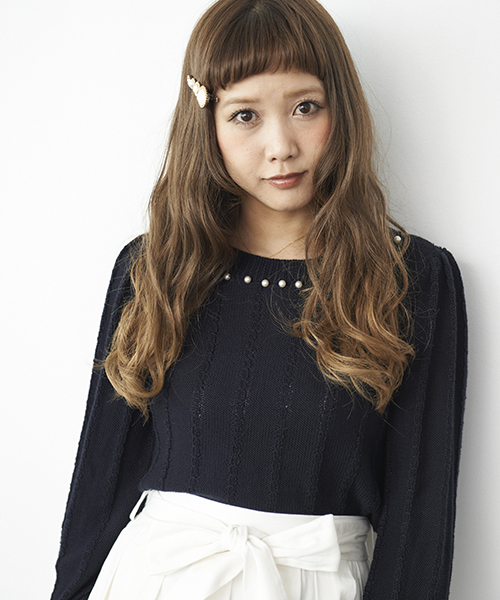 MAJESTIC LEGON（マジェスティックレゴン）の「パール付ケーブルプルオーバー（ニット/セーター・レディース・アイボリー/グレー/ネイビー/ラベンダー/グリーン/ボルドー・FREE）」の4枚目の写真