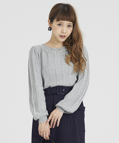 MAJESTIC LEGON（マジェスティックレゴン）の「パール付ケーブルプルオーバー（ニット/セーター・レディース・アイボリー/グレー/ネイビー/ラベンダー/グリーン/ボルドー・FREE）」の3枚目の写真