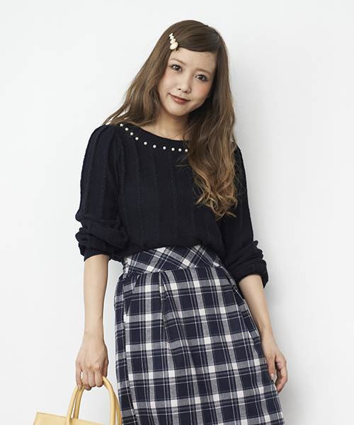 MAJESTIC LEGON（マジェスティックレゴン）の「パール付ケーブルプルオーバー（ニット/セーター・レディース・アイボリー/グレー/ネイビー/ラベンダー/グリーン/ボルドー・FREE）」の13枚目の写真