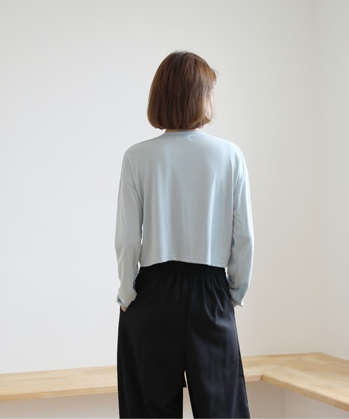 by muni:r（バイ ムニール）の「シンプル　クロップド　ロングTシャツ（Tシャツ/カットソー・レディース・アイボリー/ブラック/カーキ/ブルー・FREE）」の19枚目の写真