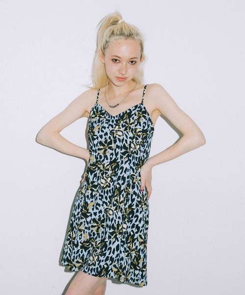 X-girl（エックスガール）の「FLORAL LEOPARD ALOHA CAMISOLE DRESS（ワンピース・レディース・ホワイト/ライトブルー/グレー・S/M）」の3枚目の写真