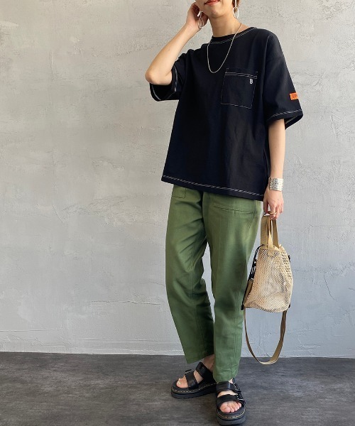 UNIVERSAL OVERALL（ユニバーサルオーバーオール）の「[UNIVERSAL OVERALL/ユニバーサルオーバーオール] 別注 配色ステッチ ワイドシルエットポケットTシャツ（Tシャツ/カットソー・レディース・ホワイト/ブラック/ベージュ/サックスブルー/チャコール・F）」の3枚目の写真