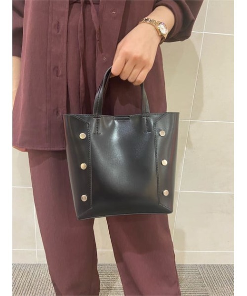 AZUL by moussy(アズールバイマウジー)の「STUDS SQUARE BAG/スタッズスクエアバッグ(ショルダーバッグ・レディース・ブラック/グリーン・FREE)」の22枚目の写真