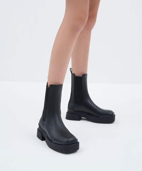 CHARLES & KEITH（チャールズ & キース）の「プラットフォーム チェルシーブーツ / Platform Chelsea Boots（ブーツ・レディース・ブラック/グレー・25cm/25.5cm/23cm/24.5cm/22.5cm/23.5cm）」の10枚目の写真