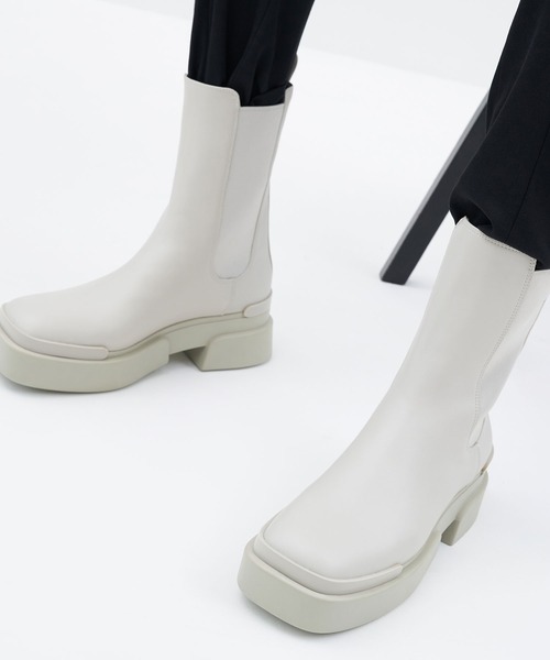 CHARLES & KEITH（チャールズ & キース）の「プラットフォーム チェルシーブーツ / Platform Chelsea Boots（ブーツ・レディース・ブラック/グレー・25cm/25.5cm/23cm/24.5cm/22.5cm/23.5cm）」の17枚目の写真
