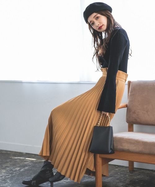 mysty woman（ミスティウーマン）の「ニット×プリーツ切替ワンピース 259252（ワンピース・レディース・ブラック/ベージュ・FREE）」の2枚目の写真