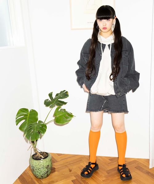 PUNYUS(プニュズ)の「リメイク風デニムミニスカート(デニムスカート・レディース・ブラック/ライトブルー・1/2/3/4)」の2枚目の写真